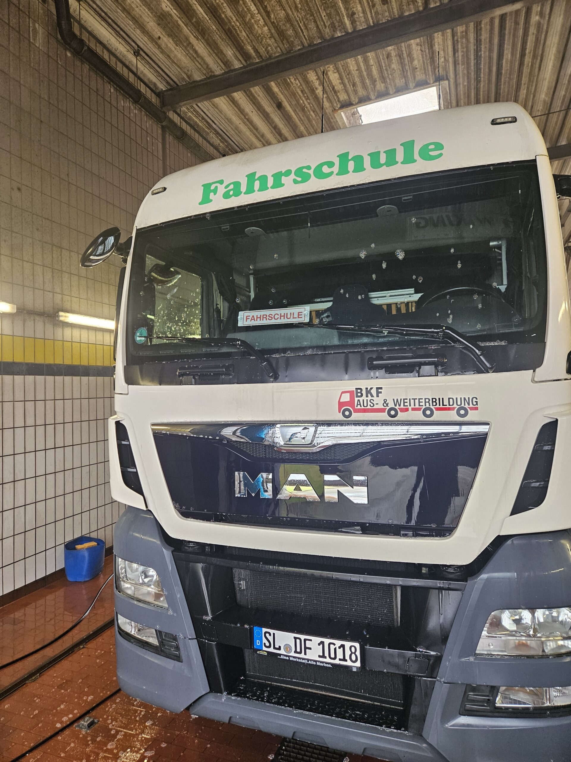 MAN TGX 440 mit Waecon Starrdeichselanhänger
